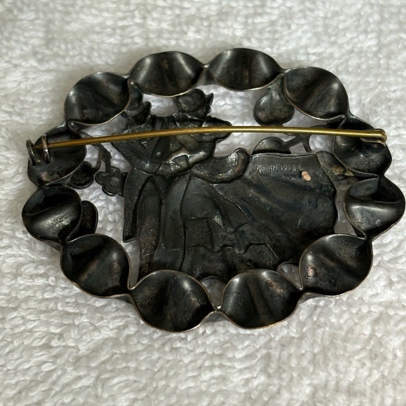 Victorian Couple Brooch - Ribbon Frame Design - Vintage - Picture 3 of 7